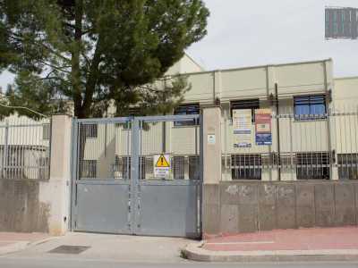 Usciamo dall'angusta catacomba per andare a esplorare l'ipogeo del Cerbero, dislocato sotto il liceo "Enrico Fermi". Ancora una volta c'� l'indispensabile segnale esplicativo, stavolta attaccato accanto al cancello dell'atrio dell'istituto, ad avvisare gli estranei del ritrovamento